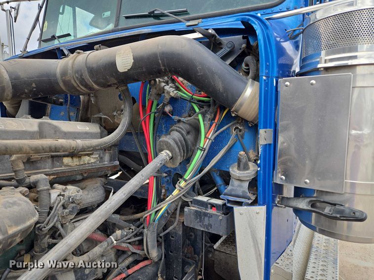 image for item EU3650 2008 Freightliner FLD132 semi truck