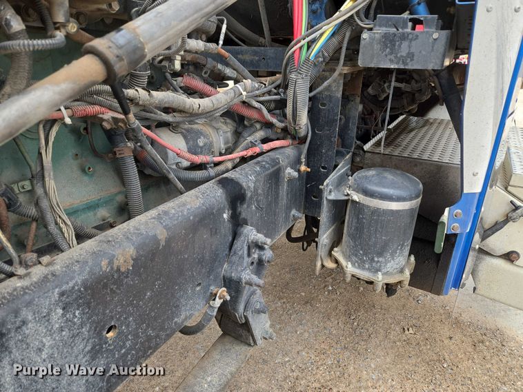 image for item EU3650 2008 Freightliner FLD132 semi truck