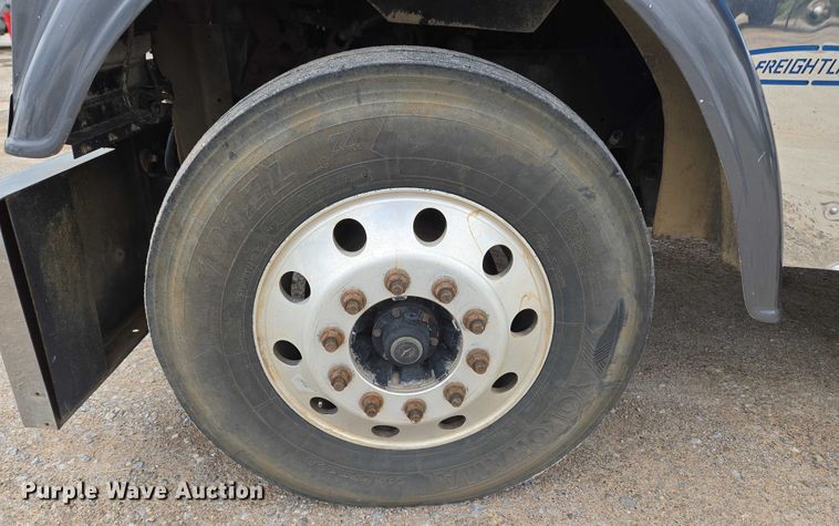 image for item EU3650 2008 Freightliner FLD132 semi truck