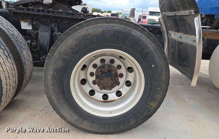 image for item EU3650 2008 Freightliner FLD132 semi truck