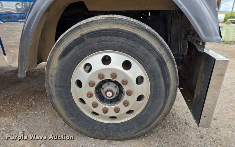 image for item EU3650 2008 Freightliner FLD132 semi truck