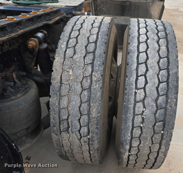 image for item EU3650 2008 Freightliner FLD132 semi truck