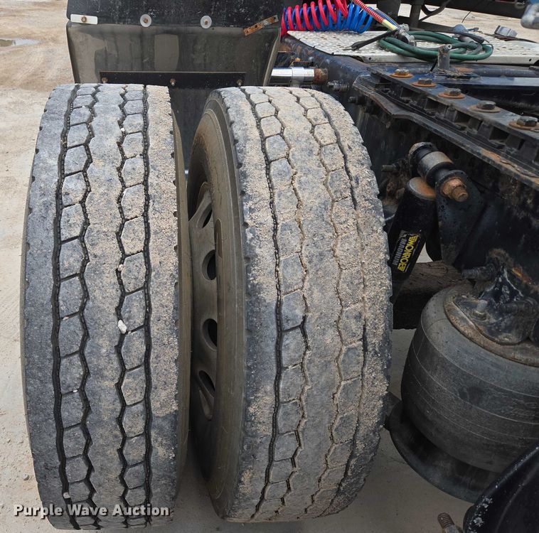 image for item EU3650 2008 Freightliner FLD132 semi truck