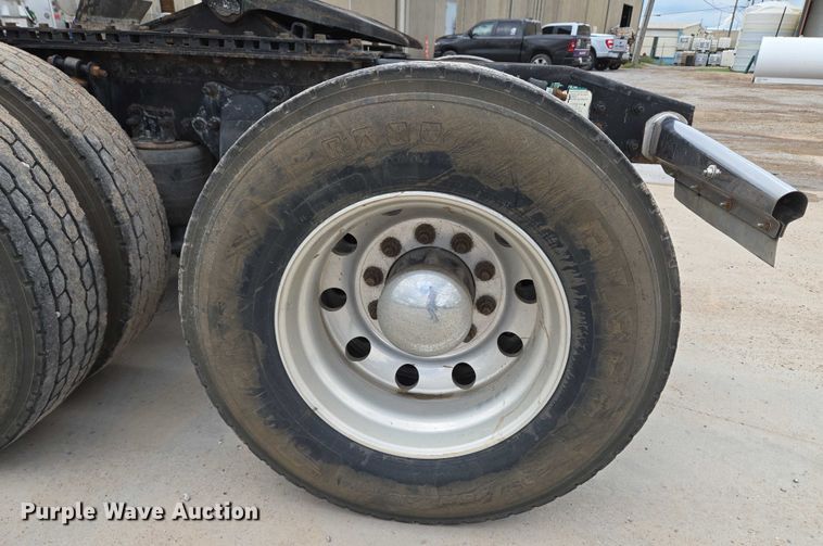 image for item EU3650 2008 Freightliner FLD132 semi truck