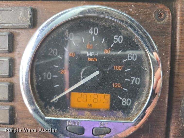 image for item EU3650 2008 Freightliner FLD132 semi truck