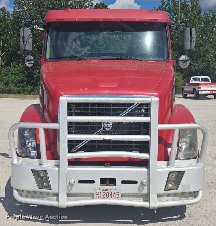 image for item EV1617 2007 Volvo VNL semi truck