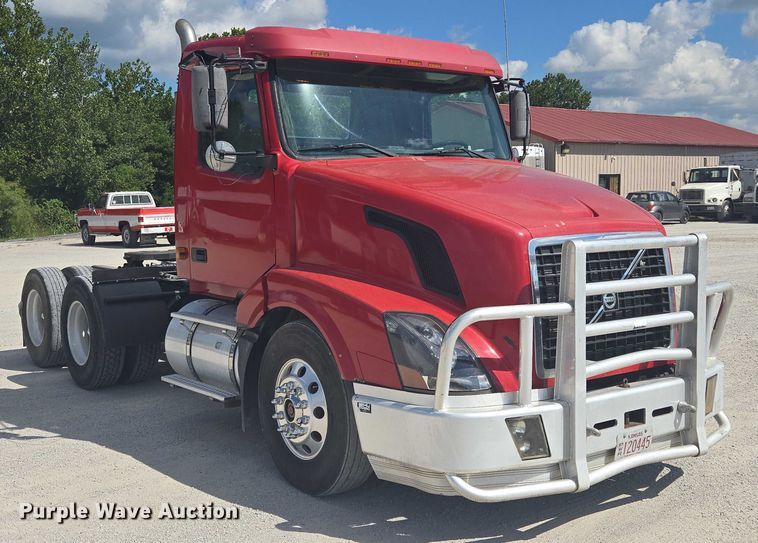 image for item EV1617 2007 Volvo VNL semi truck