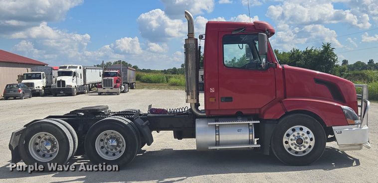 image for item EV1617 2007 Volvo VNL semi truck