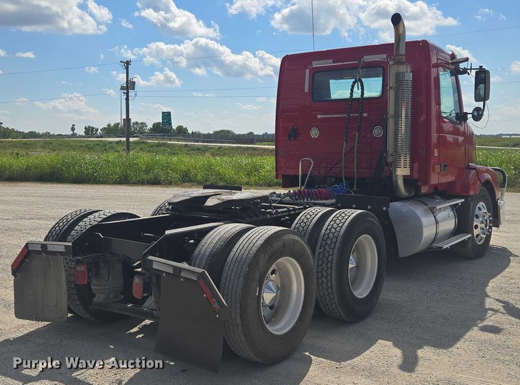 image for item EV1617 2007 Volvo VNL semi truck