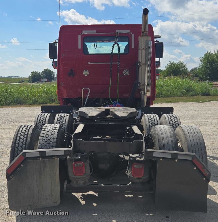 image for item EV1617 2007 Volvo VNL semi truck