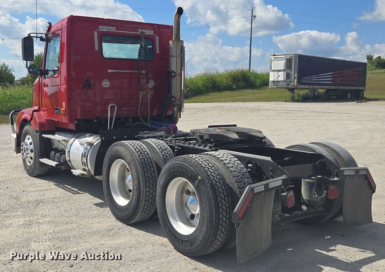 image for item EV1617 2007 Volvo VNL semi truck