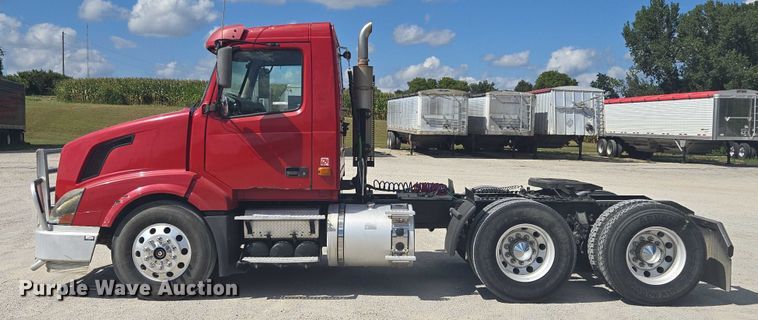 image for item EV1617 2007 Volvo VNL semi truck