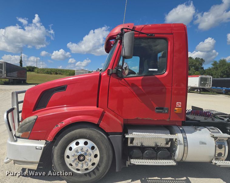 image for item EV1617 2007 Volvo VNL semi truck