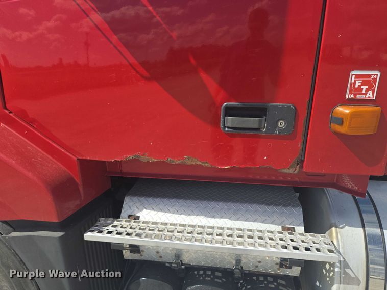 image for item EV1617 2007 Volvo VNL semi truck