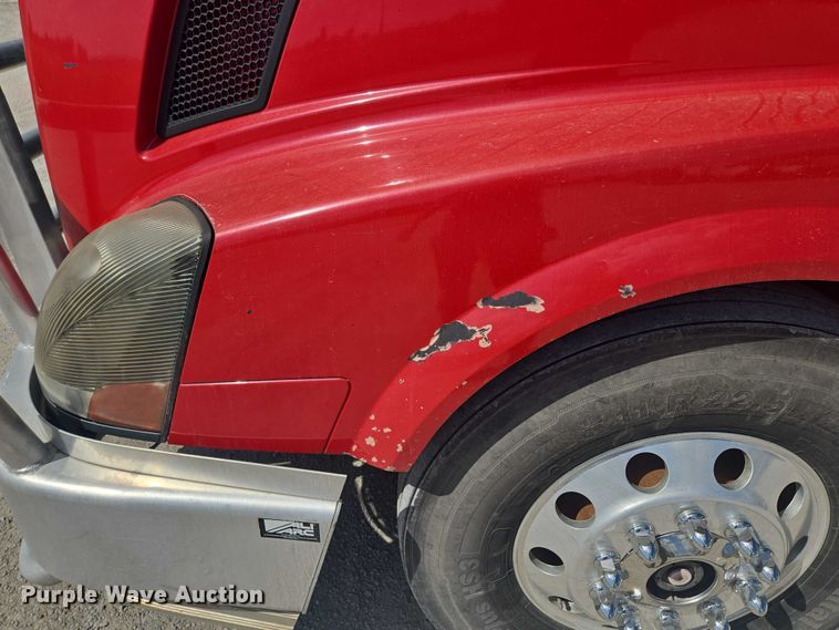 image for item EV1617 2007 Volvo VNL semi truck