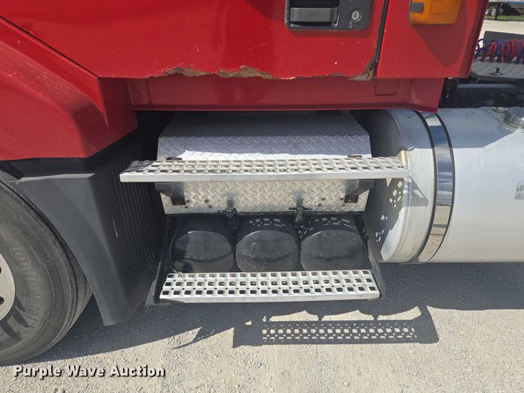 image for item EV1617 2007 Volvo VNL semi truck