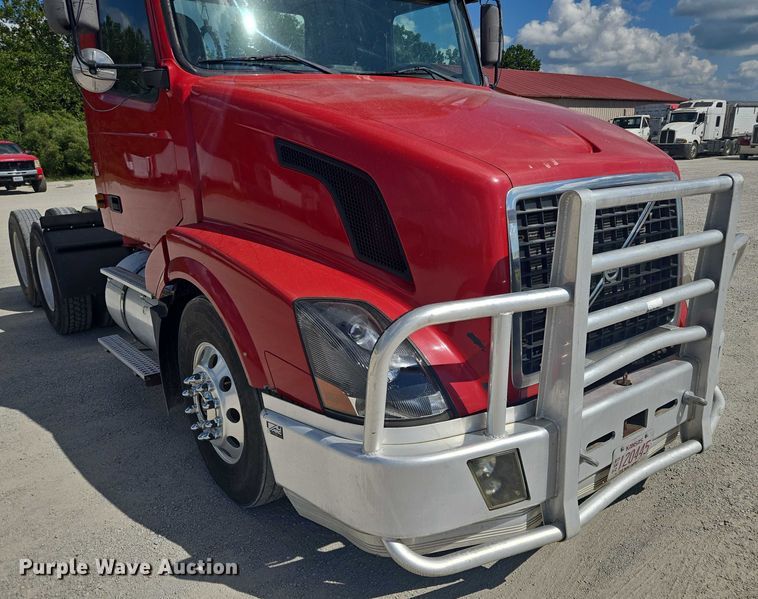 image for item EV1617 2007 Volvo VNL semi truck