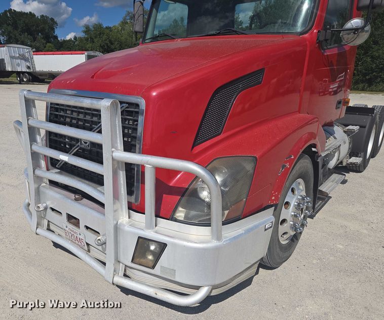 image for item EV1617 2007 Volvo VNL semi truck