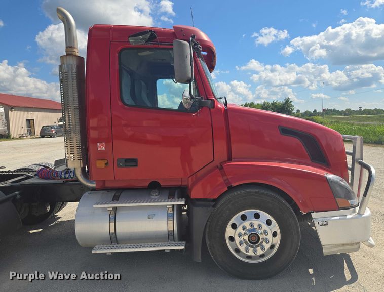 image for item EV1617 2007 Volvo VNL semi truck