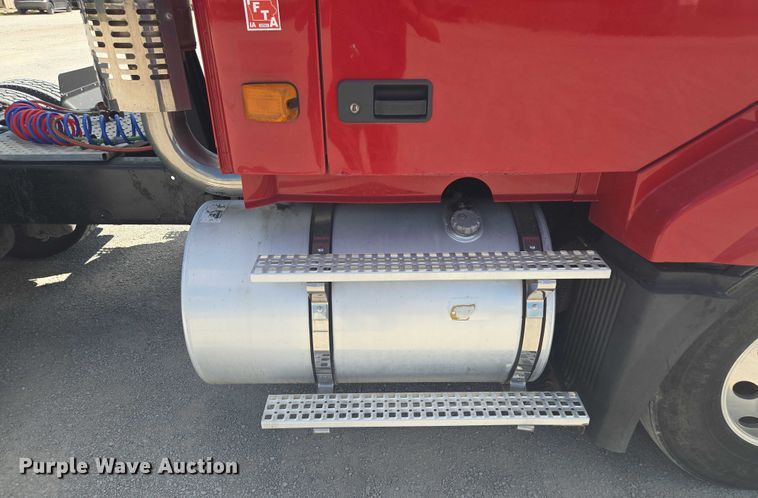 image for item EV1617 2007 Volvo VNL semi truck