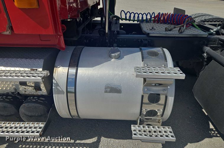 image for item EV1617 2007 Volvo VNL semi truck