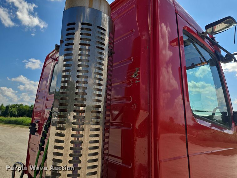 image for item EV1617 2007 Volvo VNL semi truck