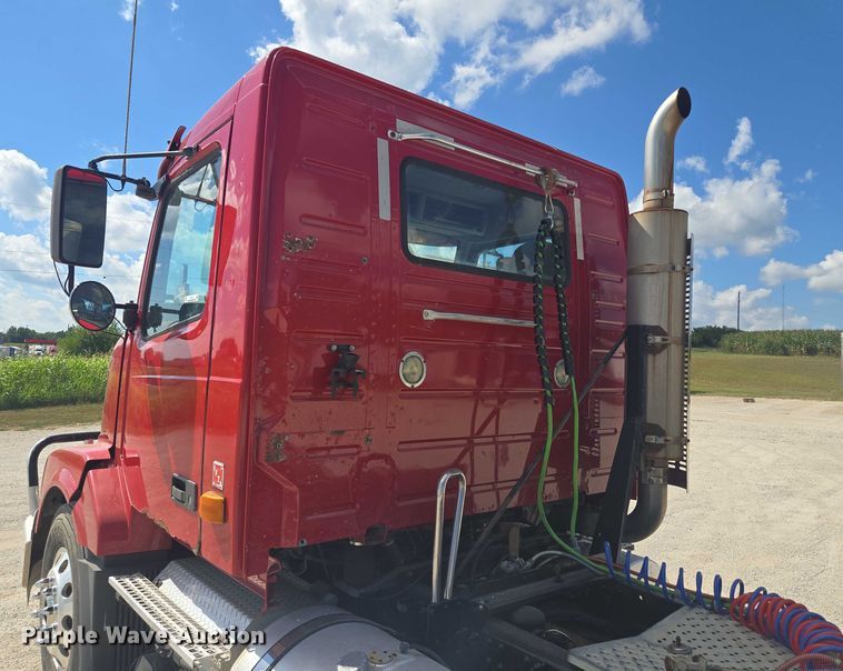 image for item EV1617 2007 Volvo VNL semi truck