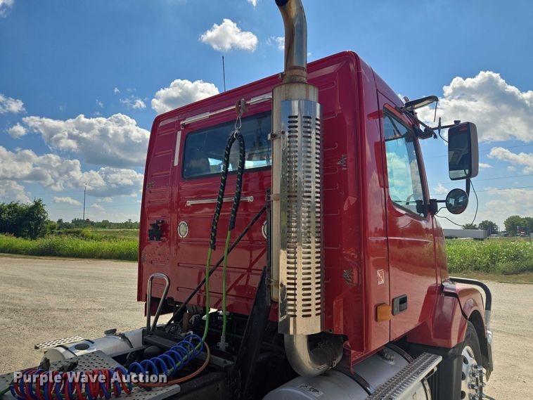 image for item EV1617 2007 Volvo VNL semi truck