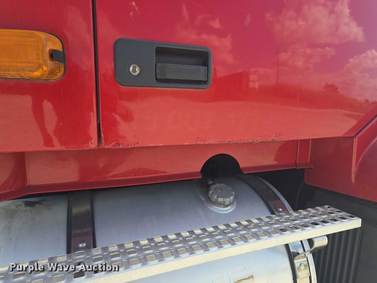 image for item EV1617 2007 Volvo VNL semi truck