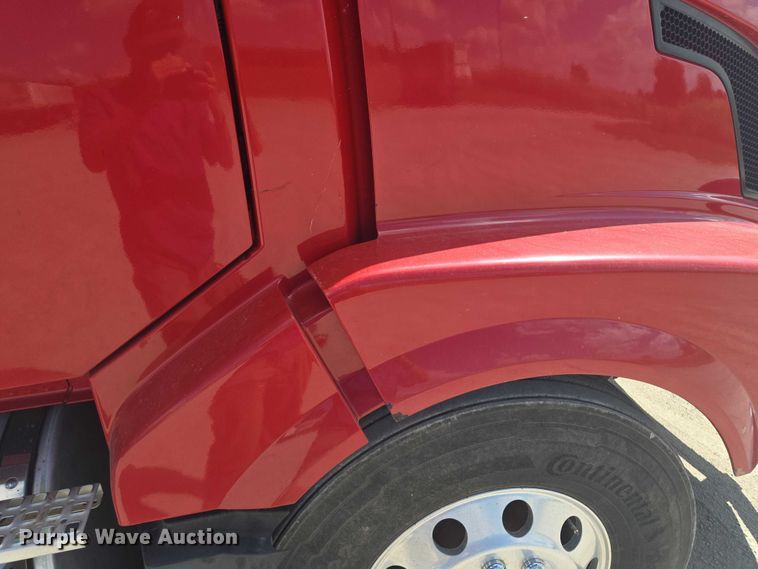 image for item EV1617 2007 Volvo VNL semi truck