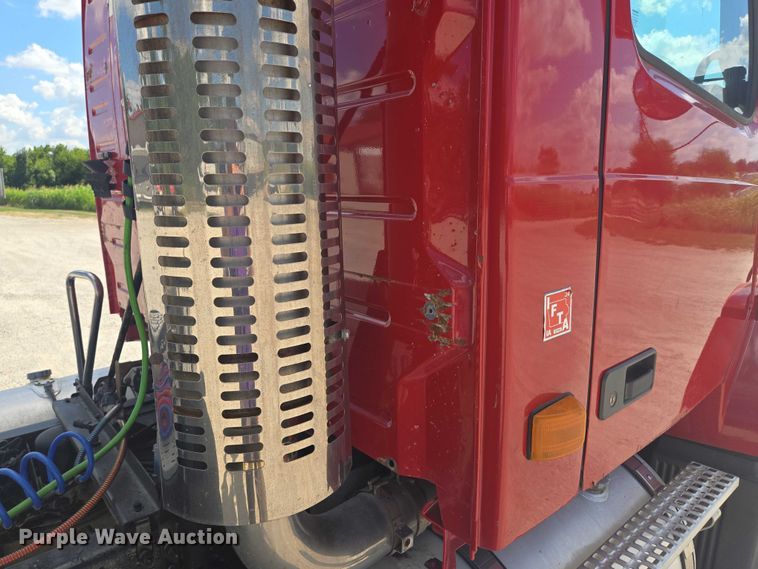 image for item EV1617 2007 Volvo VNL semi truck