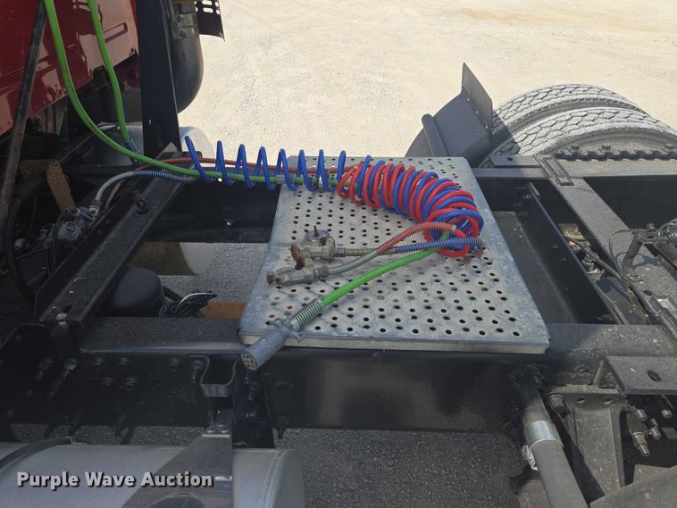 image for item EV1617 2007 Volvo VNL semi truck