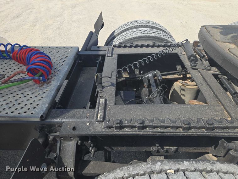 image for item EV1617 2007 Volvo VNL semi truck