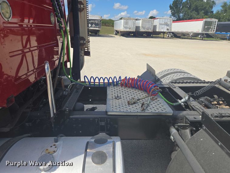 image for item EV1617 2007 Volvo VNL semi truck