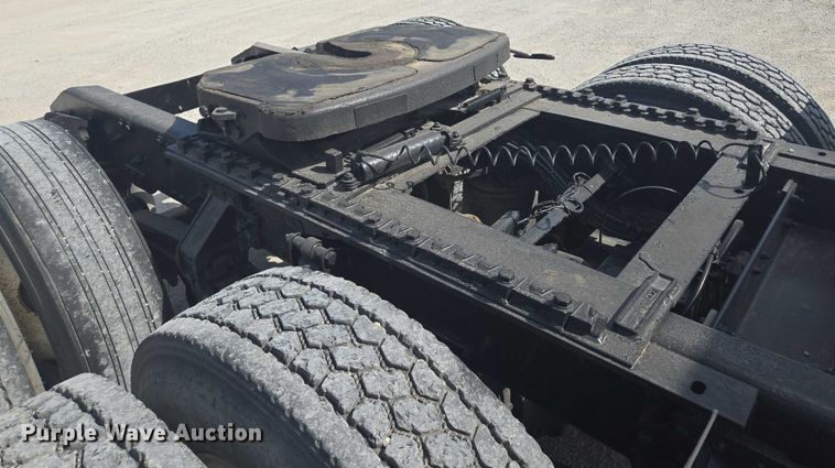 image for item EV1617 2007 Volvo VNL semi truck