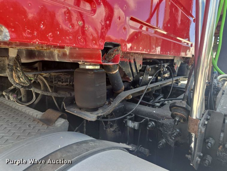 image for item EV1617 2007 Volvo VNL semi truck