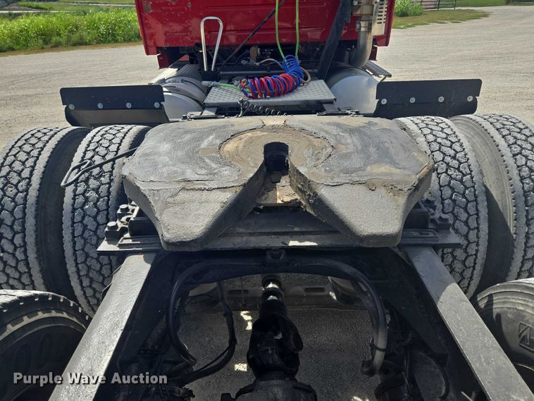 image for item EV1617 2007 Volvo VNL semi truck