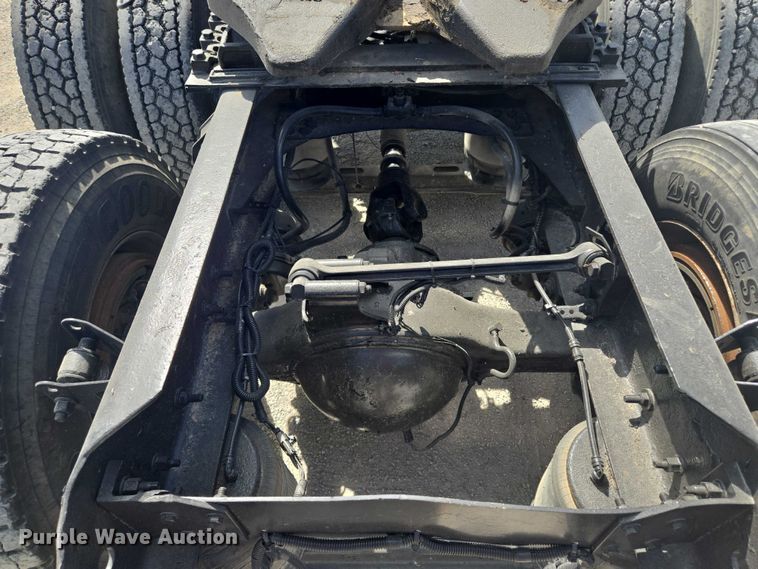 image for item EV1617 2007 Volvo VNL semi truck