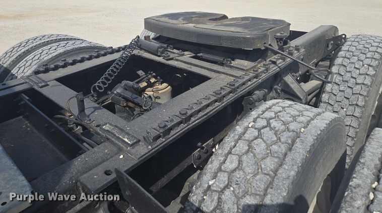 image for item EV1617 2007 Volvo VNL semi truck