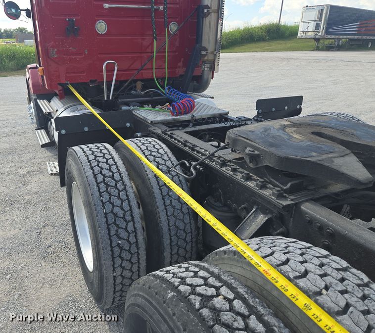 image for item EV1617 2007 Volvo VNL semi truck