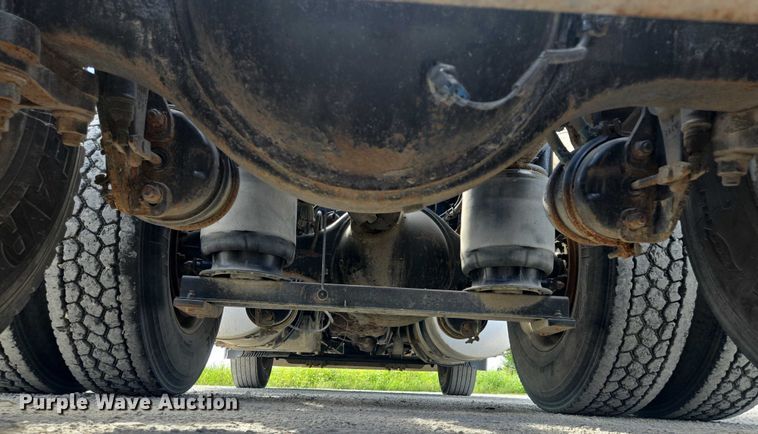 image for item EV1617 2007 Volvo VNL semi truck