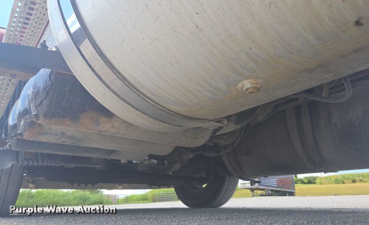 image for item EV1617 2007 Volvo VNL semi truck