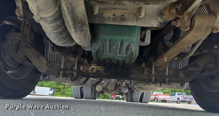 image for item EV1617 2007 Volvo VNL semi truck