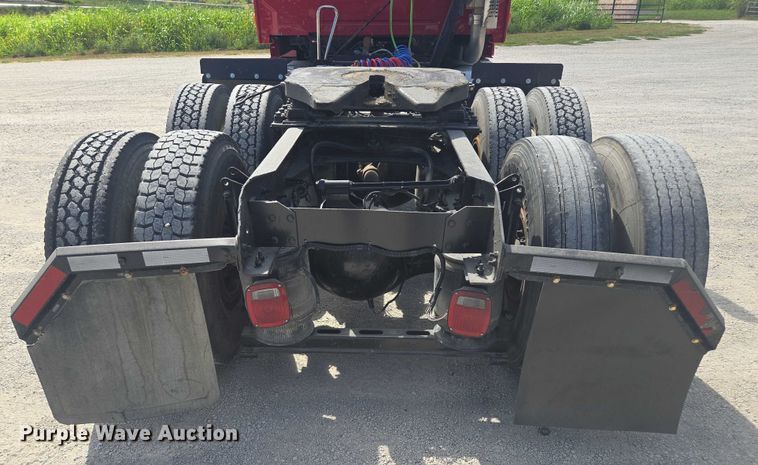 image for item EV1617 2007 Volvo VNL semi truck