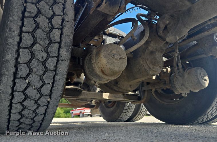 image for item EV1617 2007 Volvo VNL semi truck