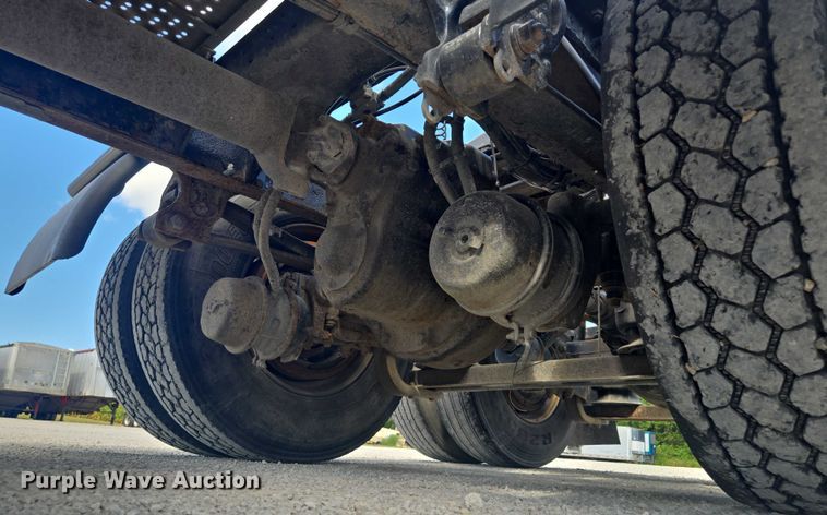 image for item EV1617 2007 Volvo VNL semi truck