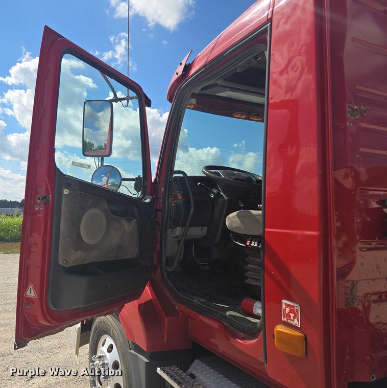 image for item EV1617 2007 Volvo VNL semi truck