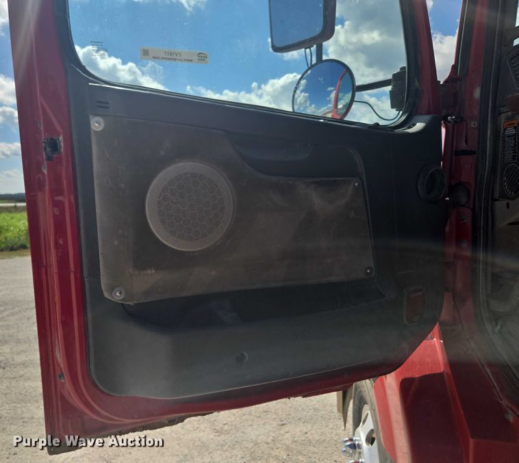 image for item EV1617 2007 Volvo VNL semi truck