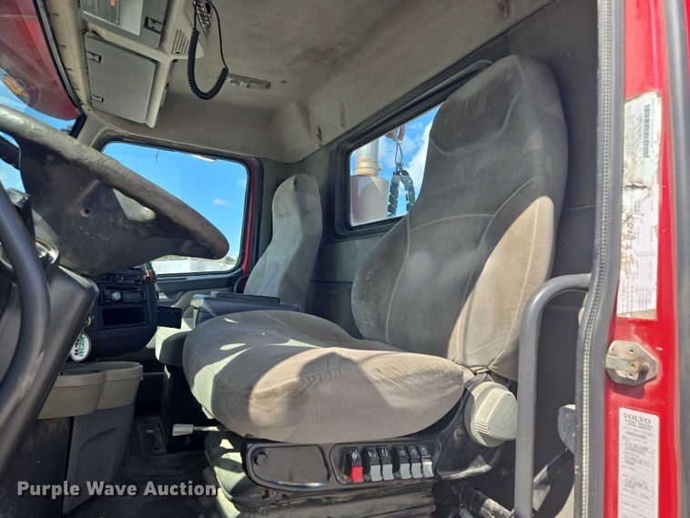 image for item EV1617 2007 Volvo VNL semi truck