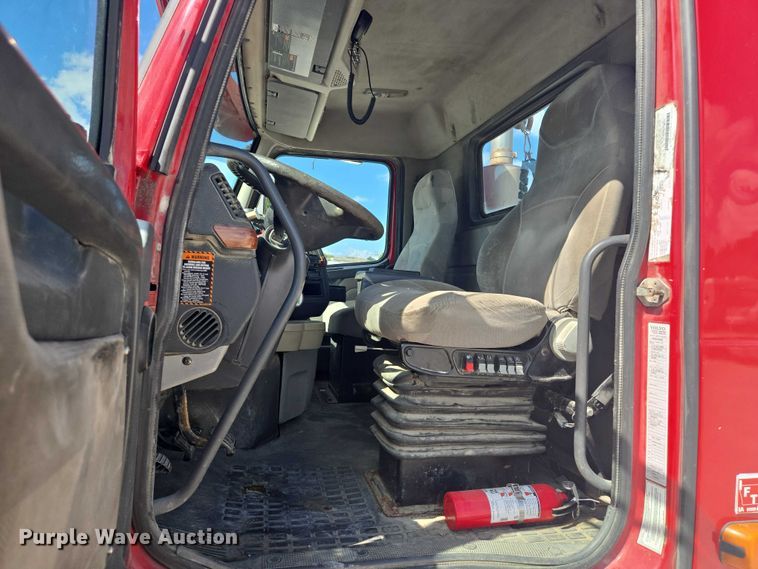 image for item EV1617 2007 Volvo VNL semi truck